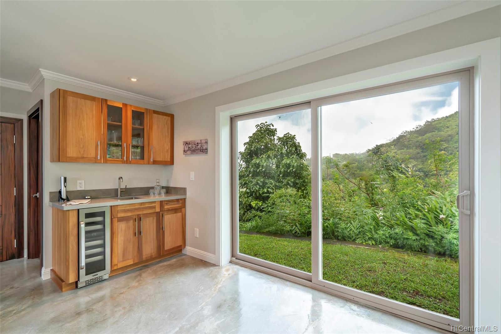 161 Kalaiopua Place Honolulu, HI 96822