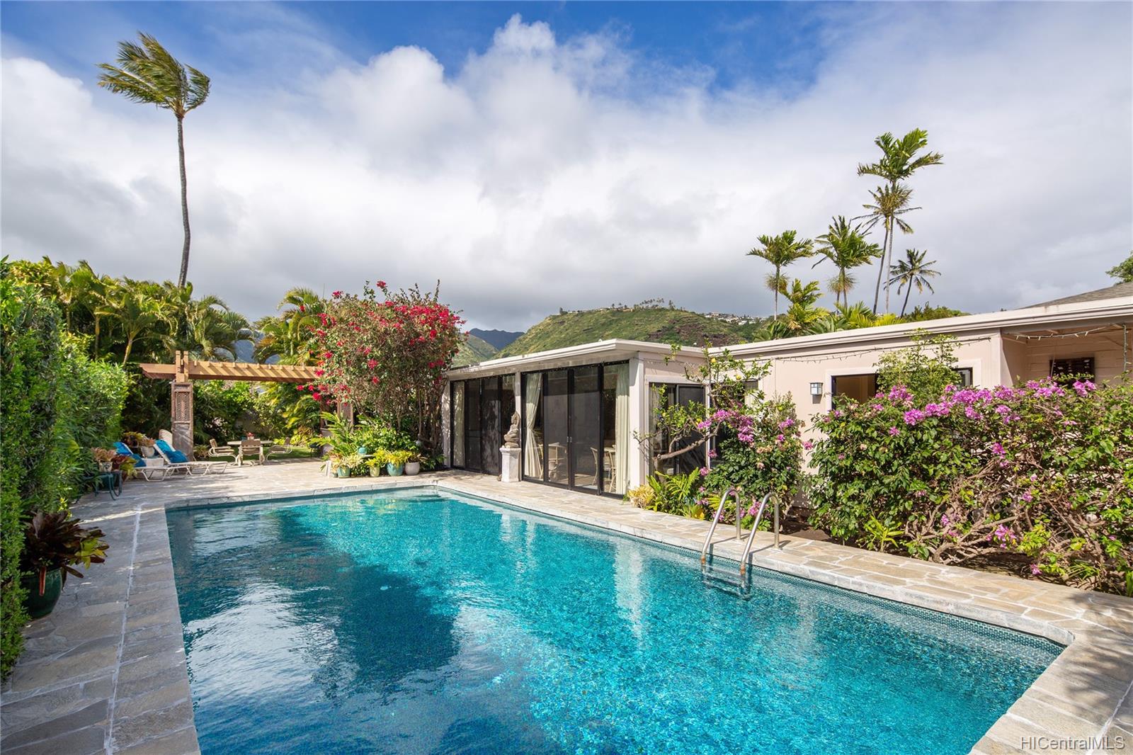 316 Nenue Street Honolulu, HI 96821