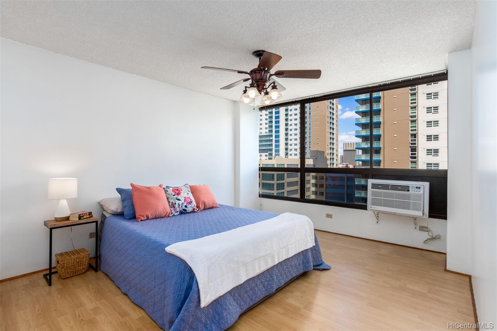 876 Curtis Street #1405, Honolulu, HI 96813