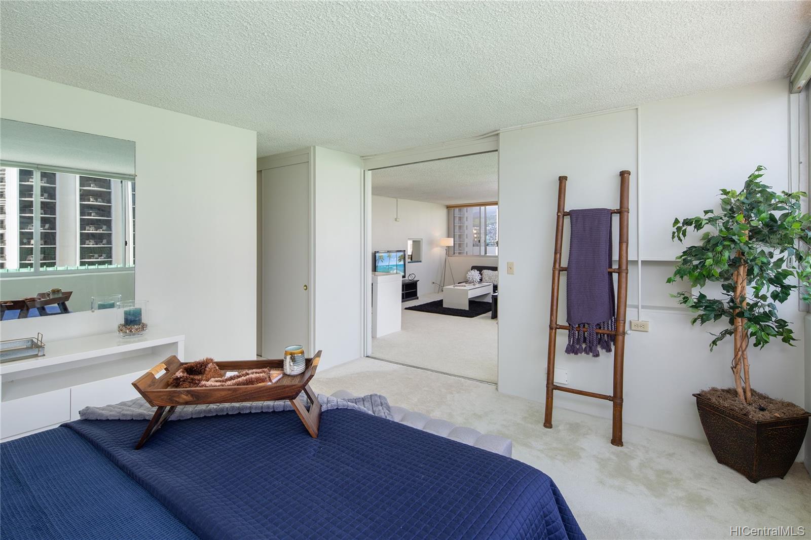 2500 Kalakaua Avenue #1004, Honolulu, HI 96815