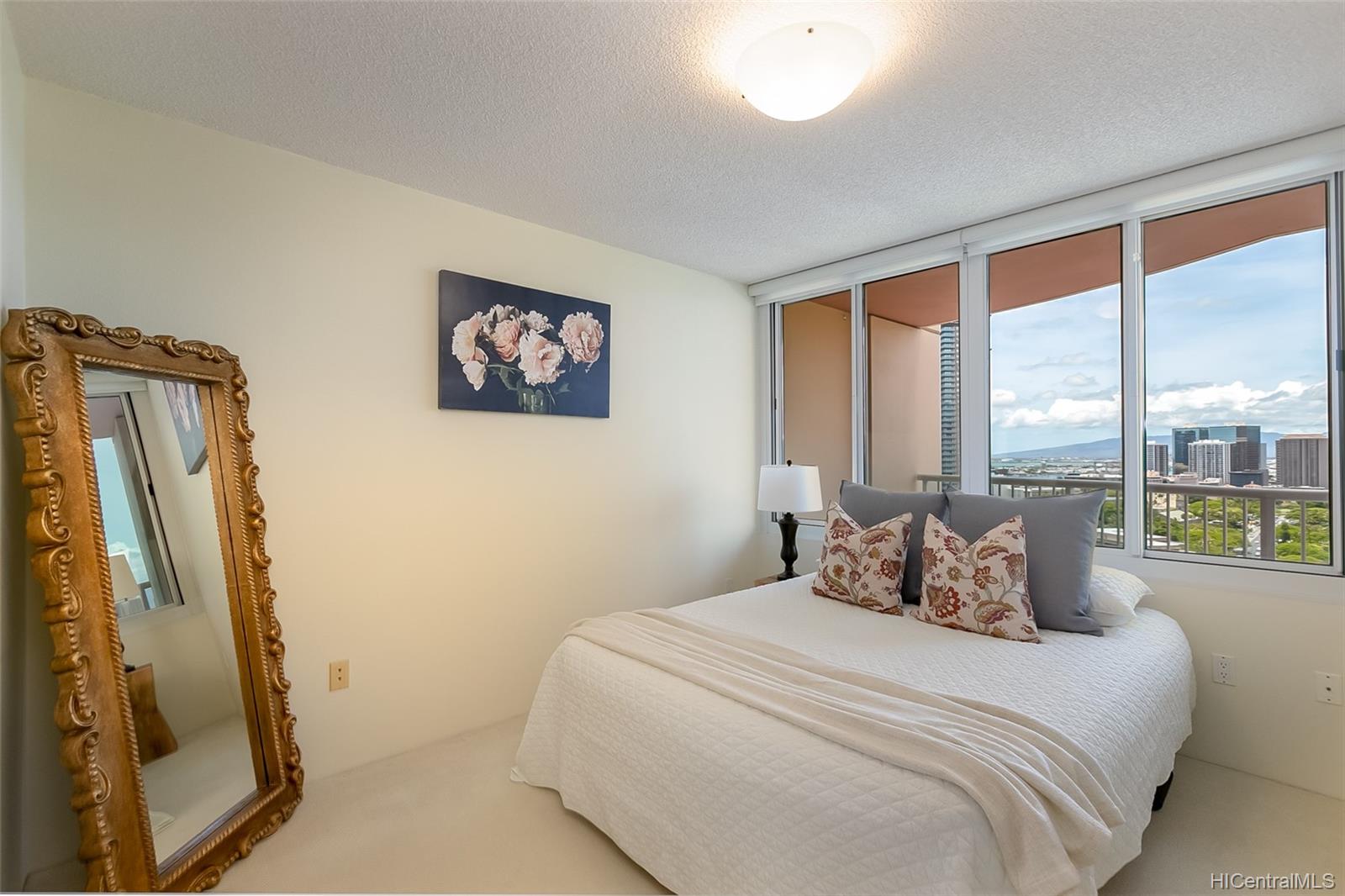 801 King Street #2406, Honolulu, HI 96813