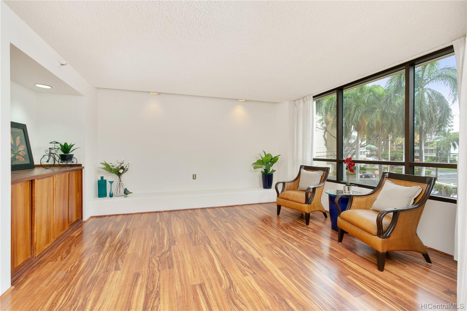 1525 Wilder Avenue #303, Honolulu, HI 96822