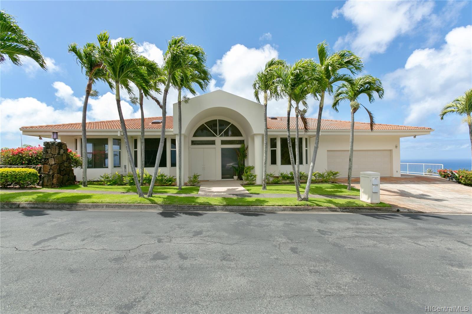 531 Kahiau Loop Honolulu, HI 96821