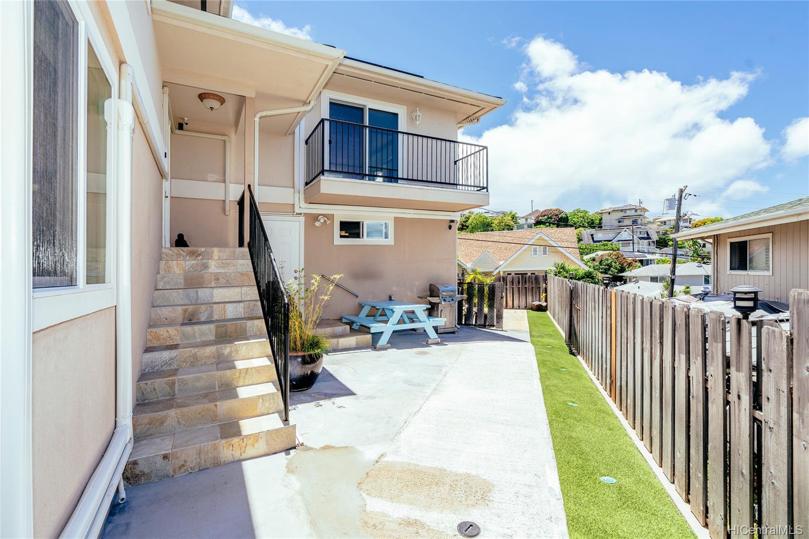 1462 Frank Street Honolulu, HI 96816