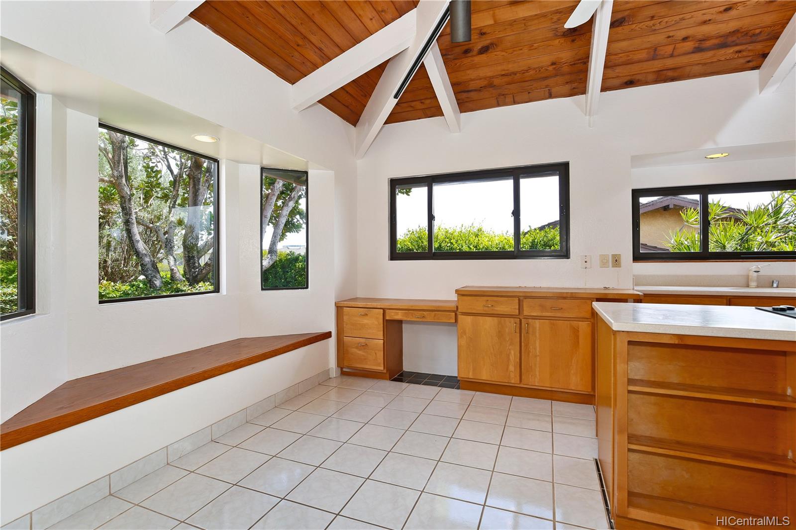 1065 Kaoopulu Place Honolulu, HI 96825