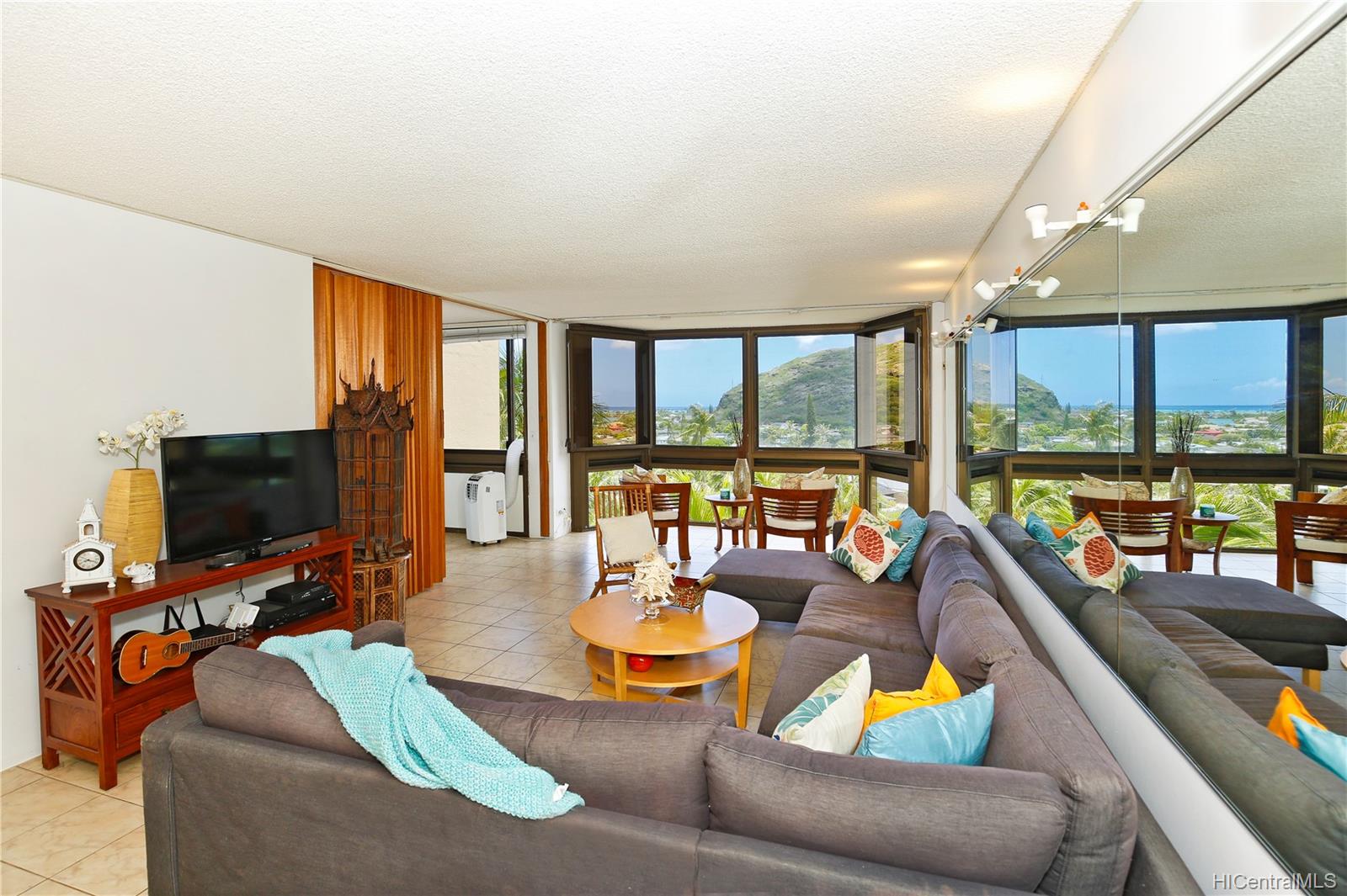 511 Hahaione Street #1-8C, Honolulu, HI 96825