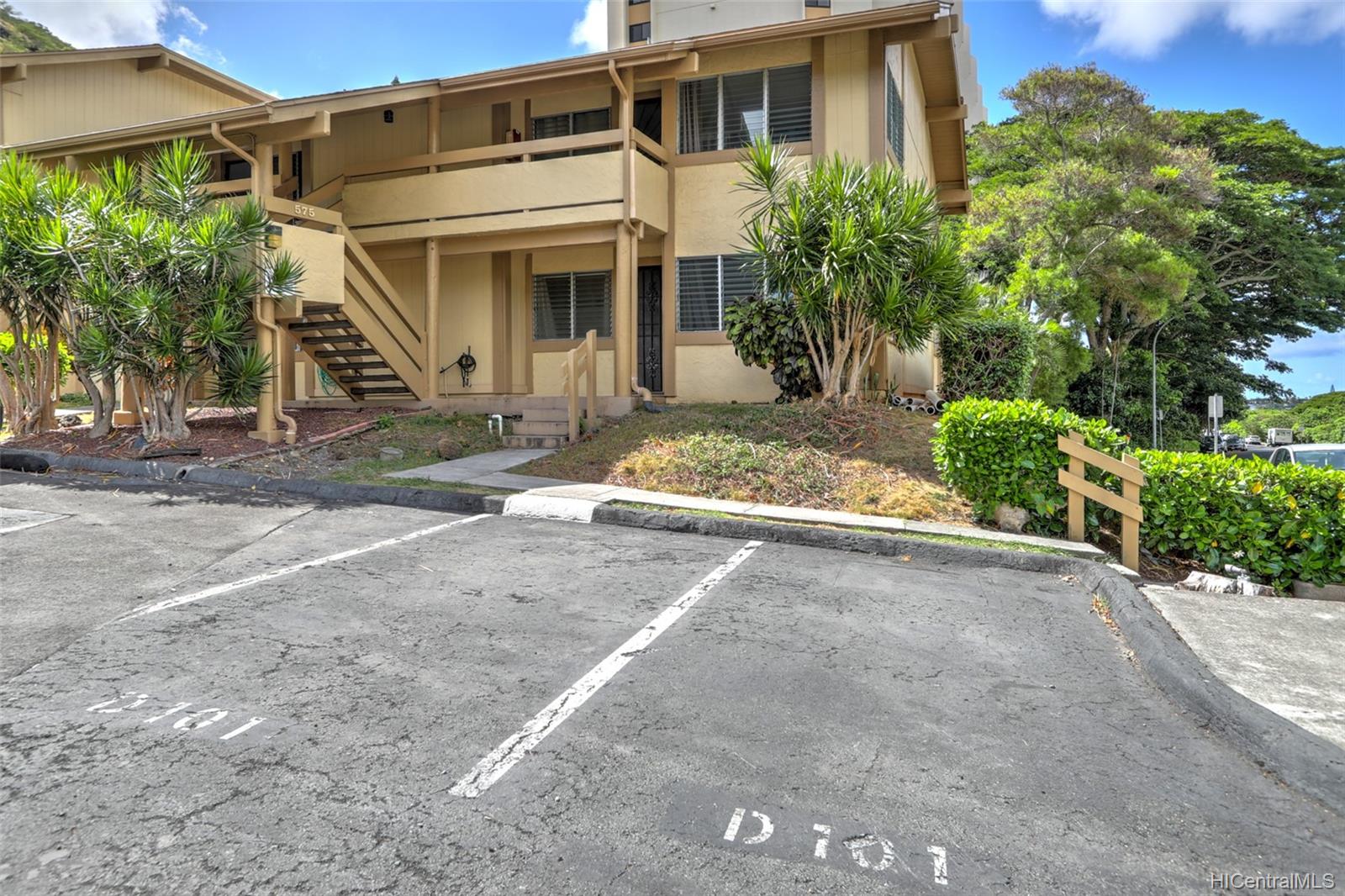 575 Hahaione Street #D101, Honolulu, HI 96825