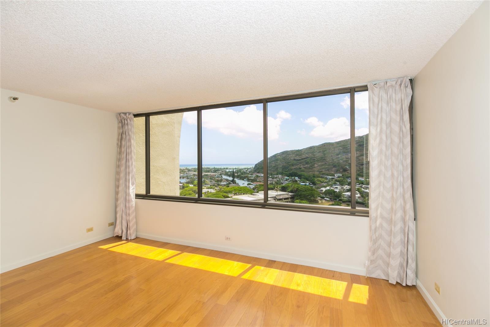 555 Hahaione Street #12G, Honolulu, HI 96825