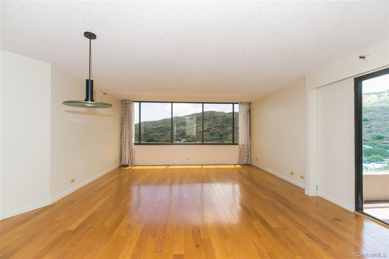 555 Hahaione Street #12G, Honolulu, HI 96825