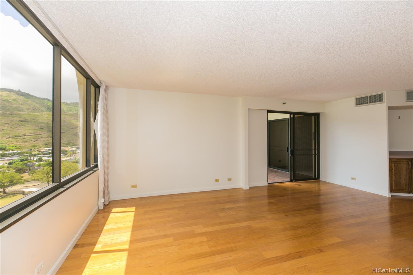 555 Hahaione Street #12G, Honolulu, HI 96825