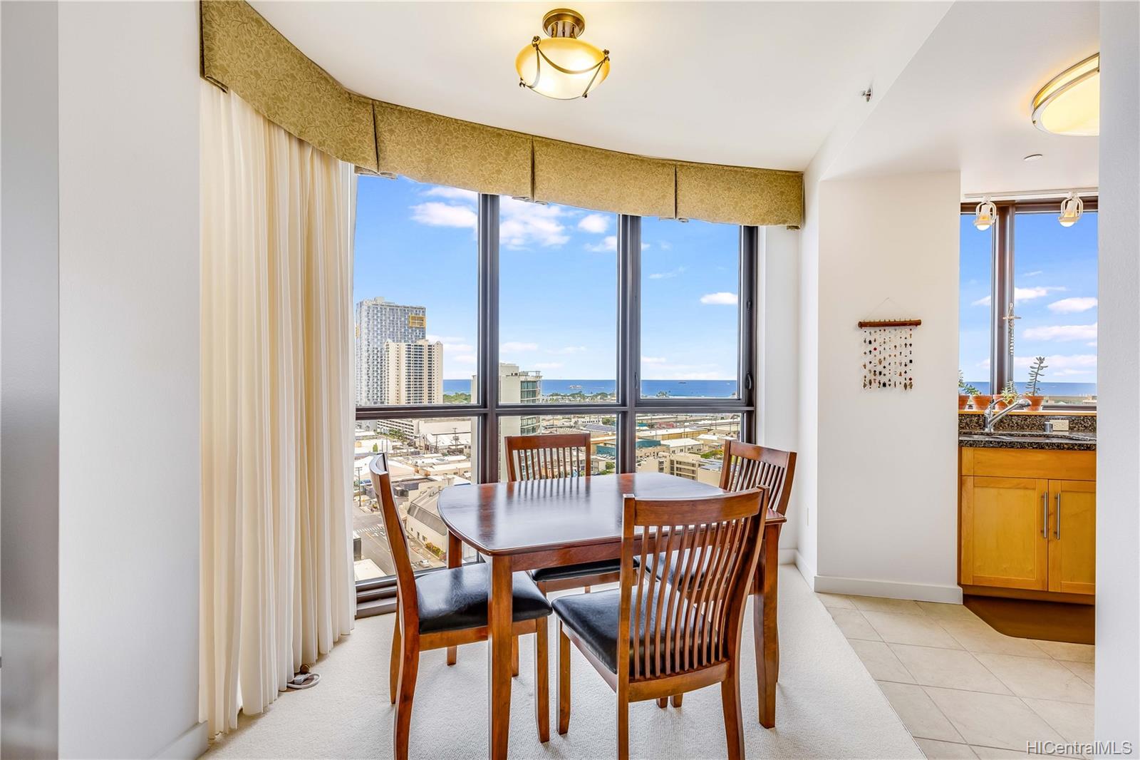 600 Queen Street #1811, Honolulu, HI 96813