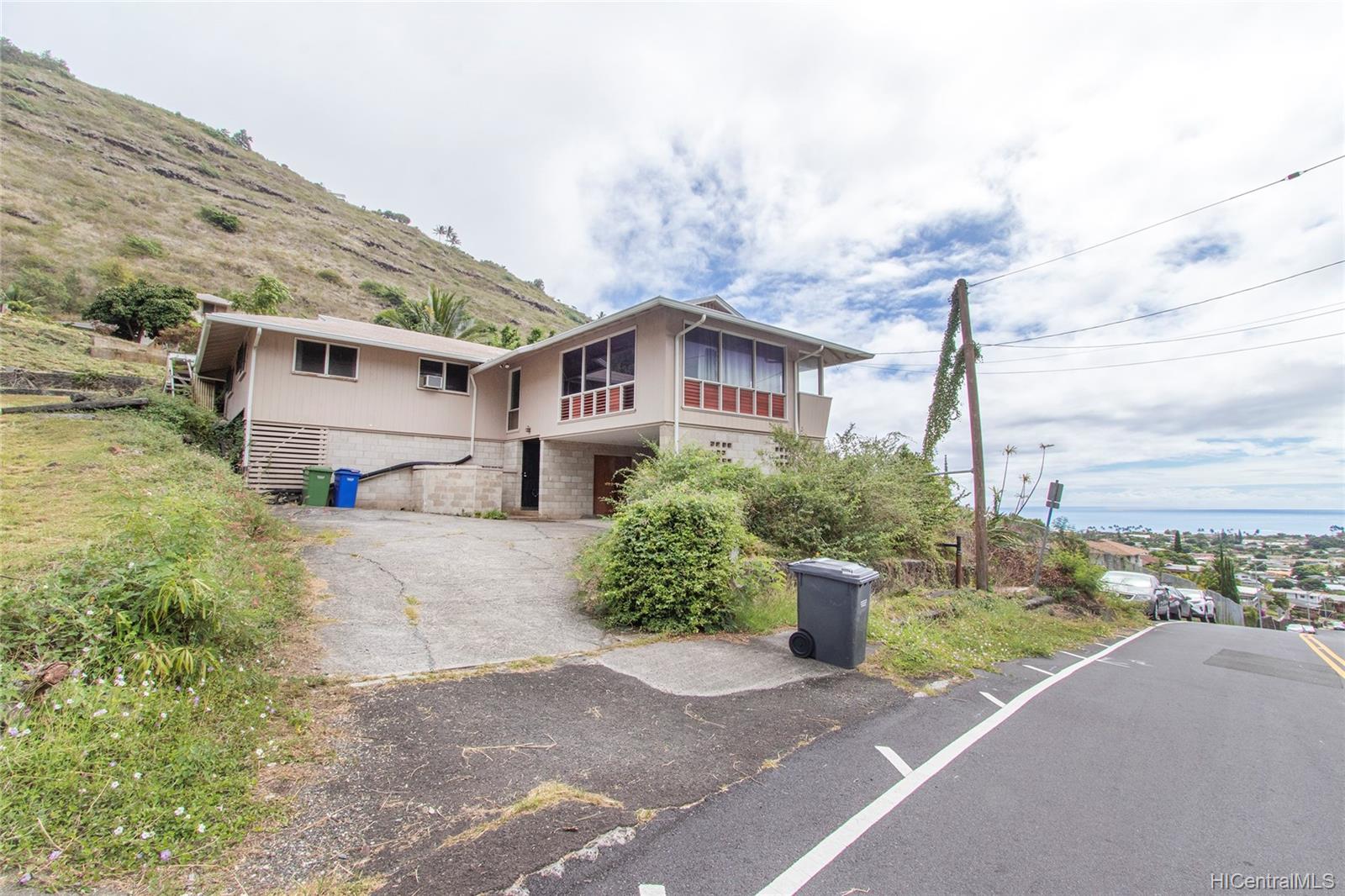 841 Ailuna Street Honolulu, HI 96821