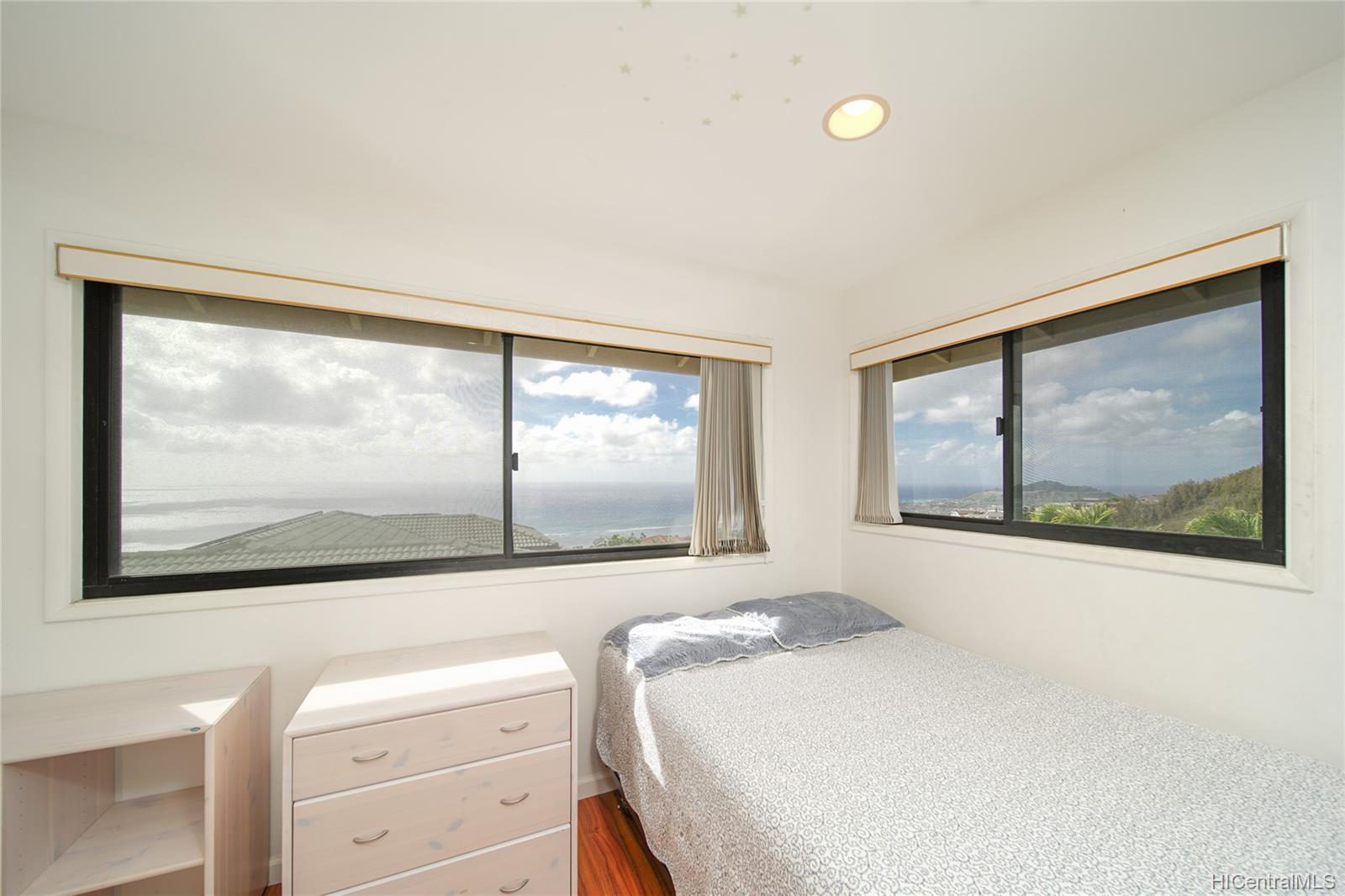 5343 Kahalakua Street Honolulu, HI 96821