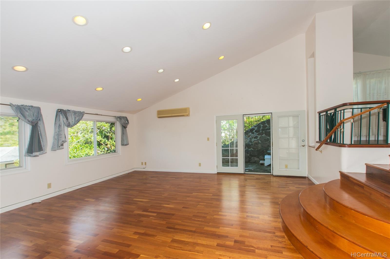 1422 Miloiki Street Honolulu, HI 96825