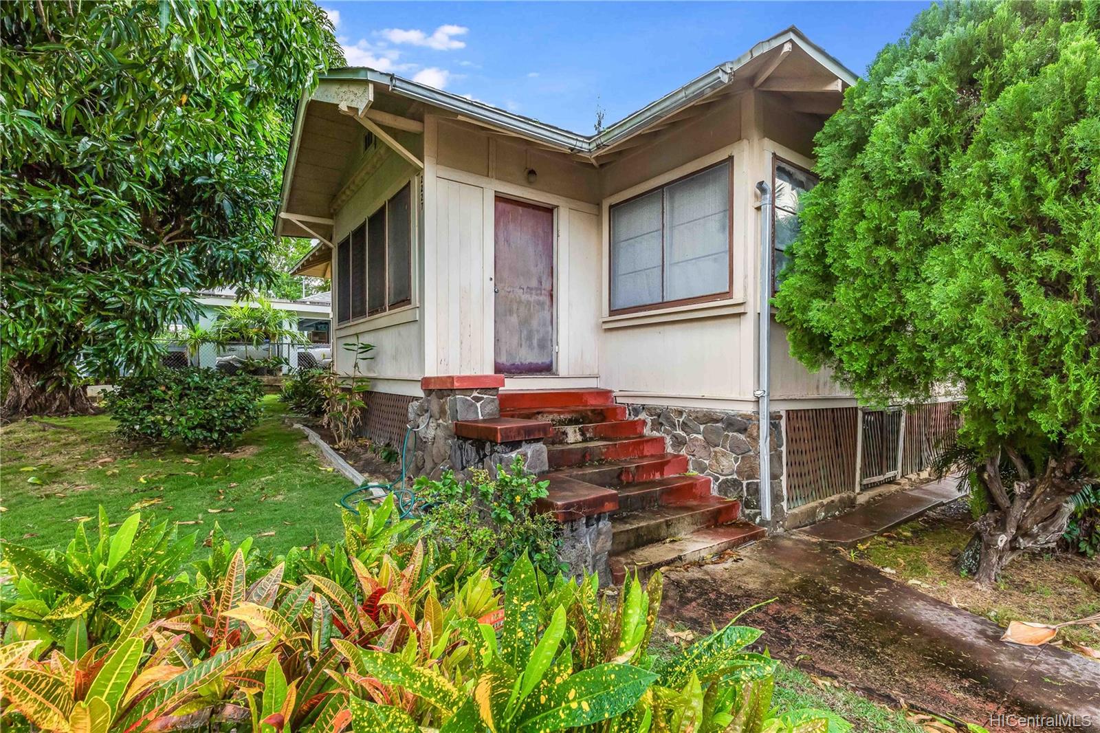 2227 Kanealii Avenue Honolulu, HI 96813