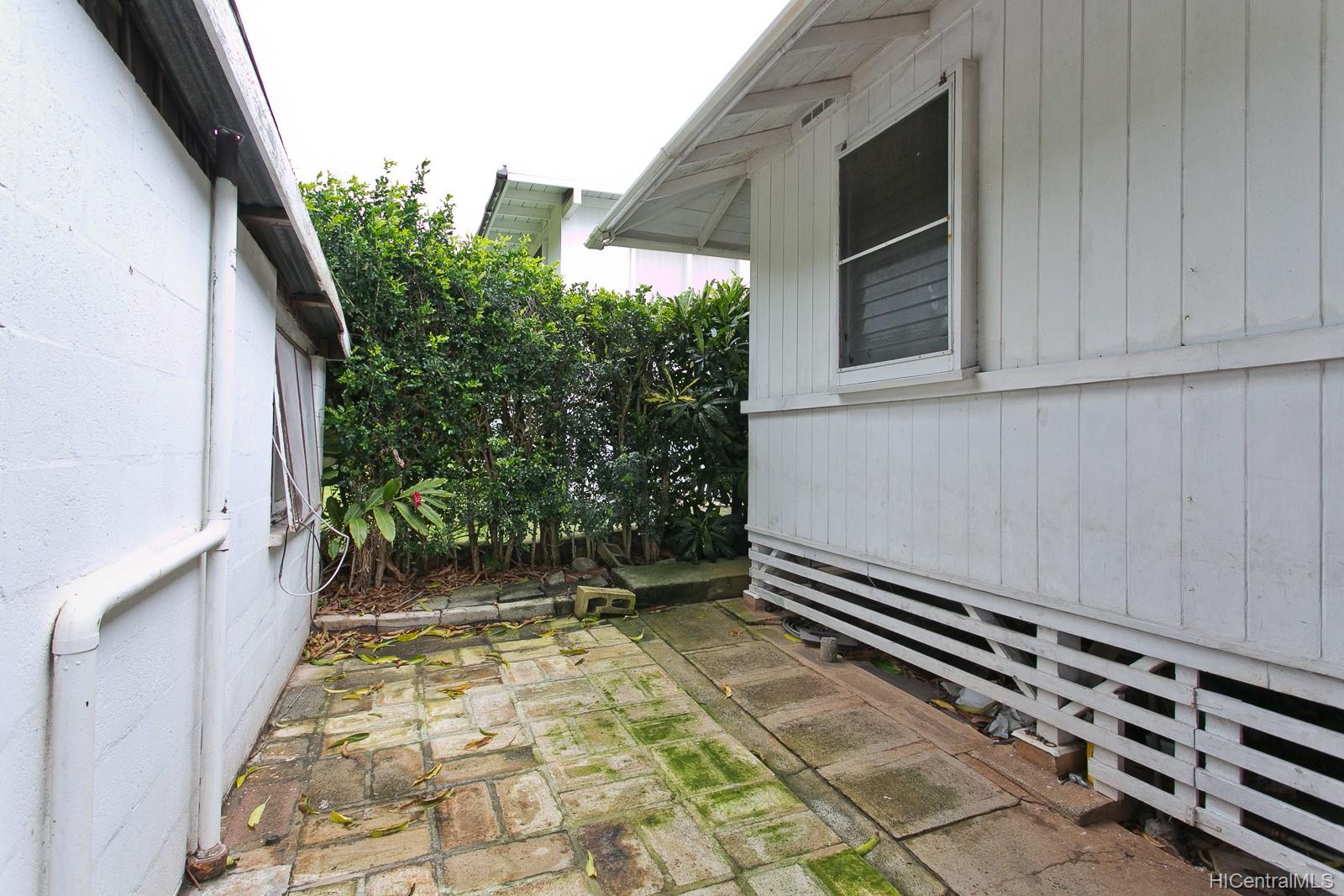 1498 Ainakoa Avenue Honolulu, HI 96821