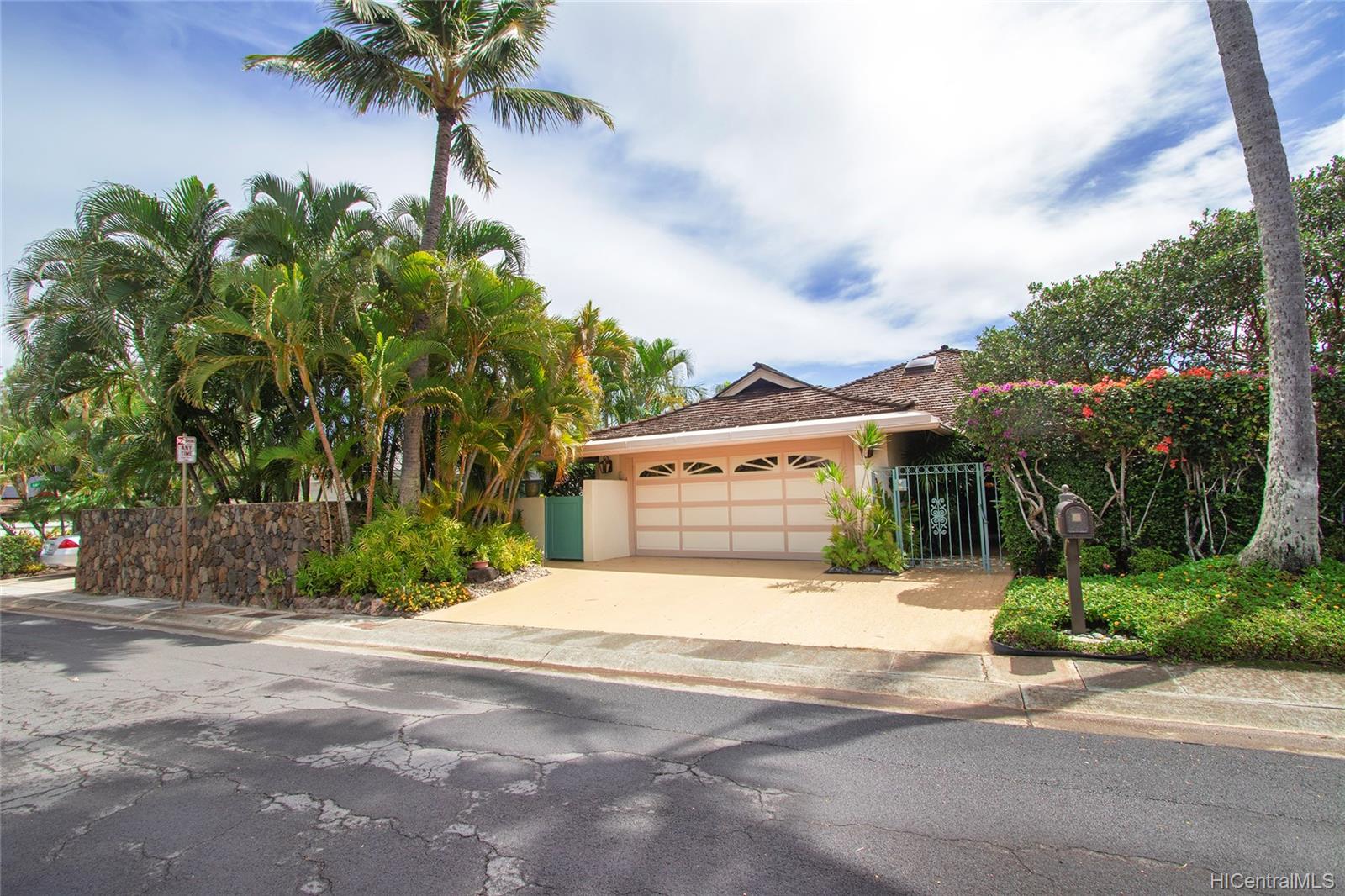 1015 Laukupu Way Honolulu, HI 96825