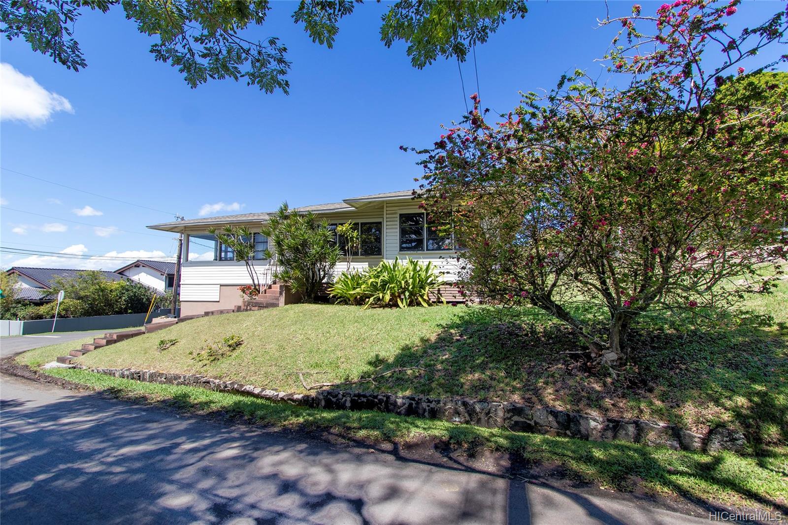 2831 Laola Place Honolulu, HI 96813