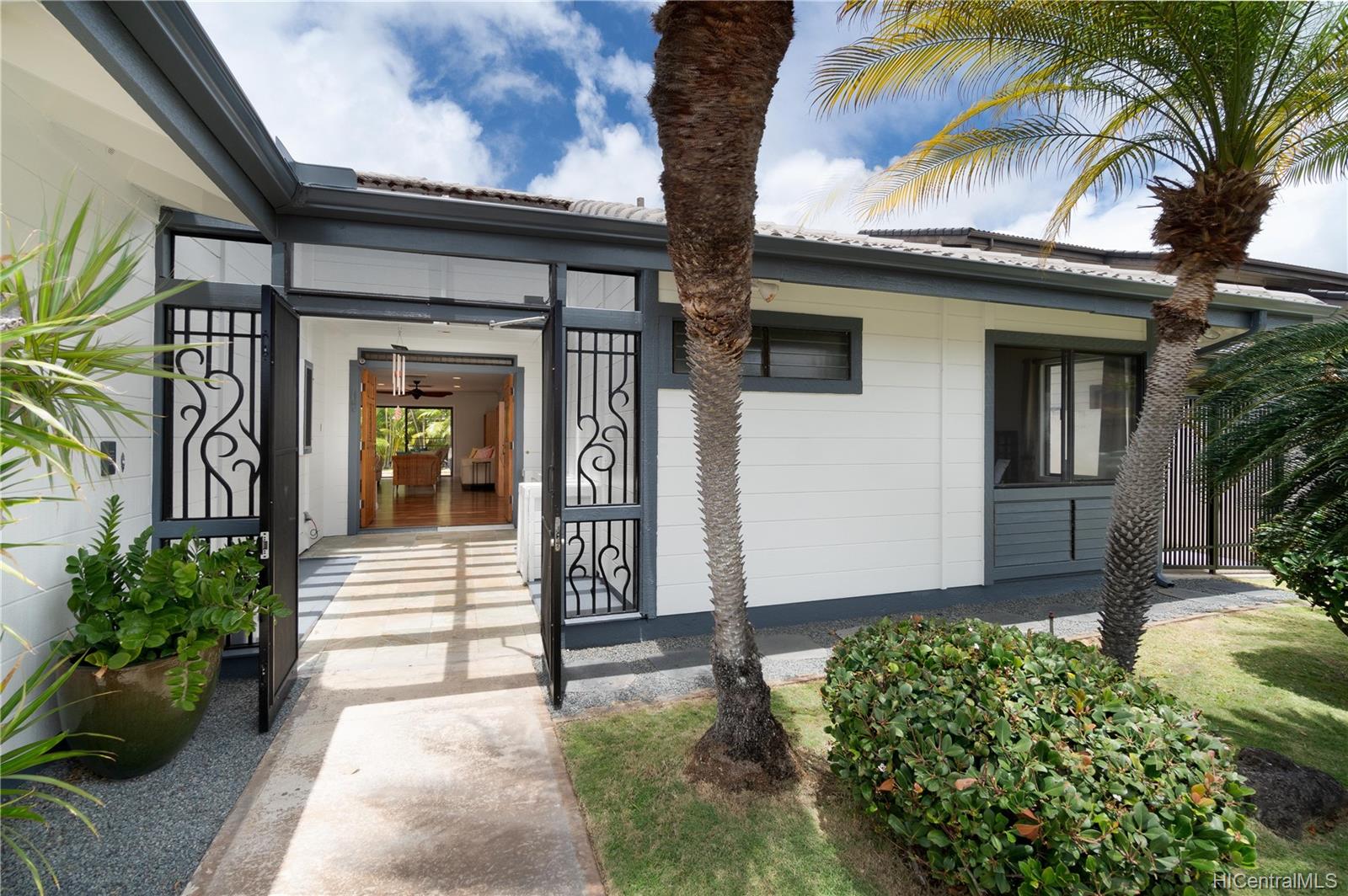 226 Kaiolohia Place Honolulu, HI 96825