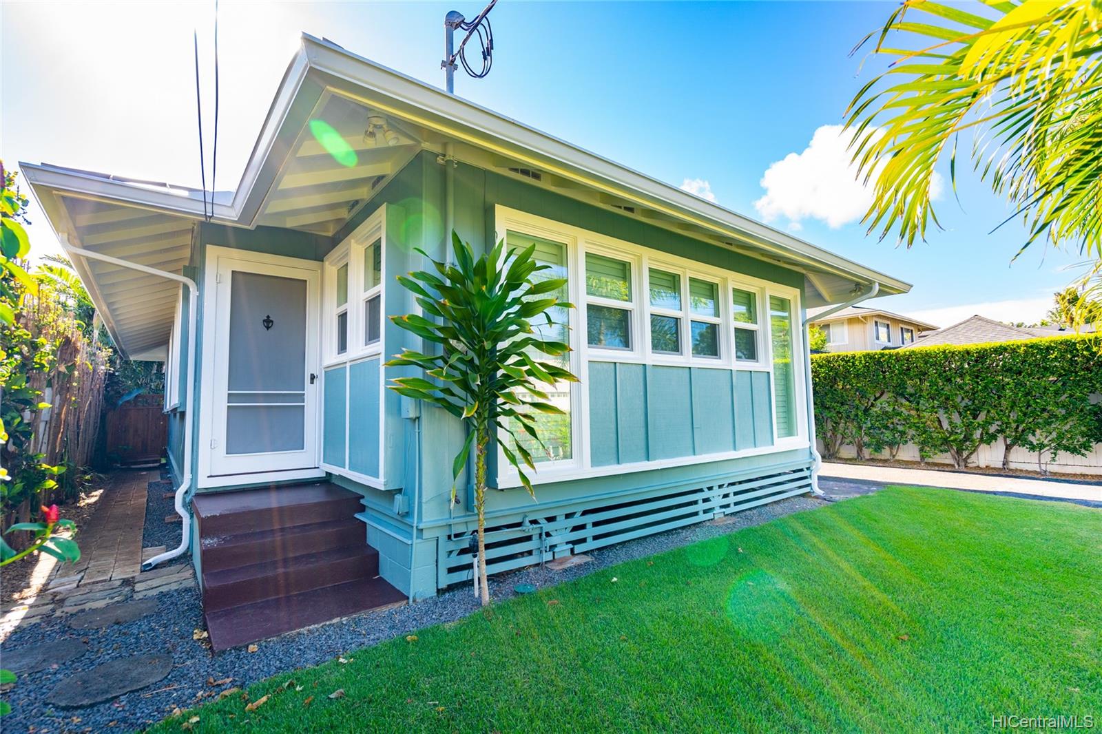 933 Wailupe Place Honolulu, HI 96821