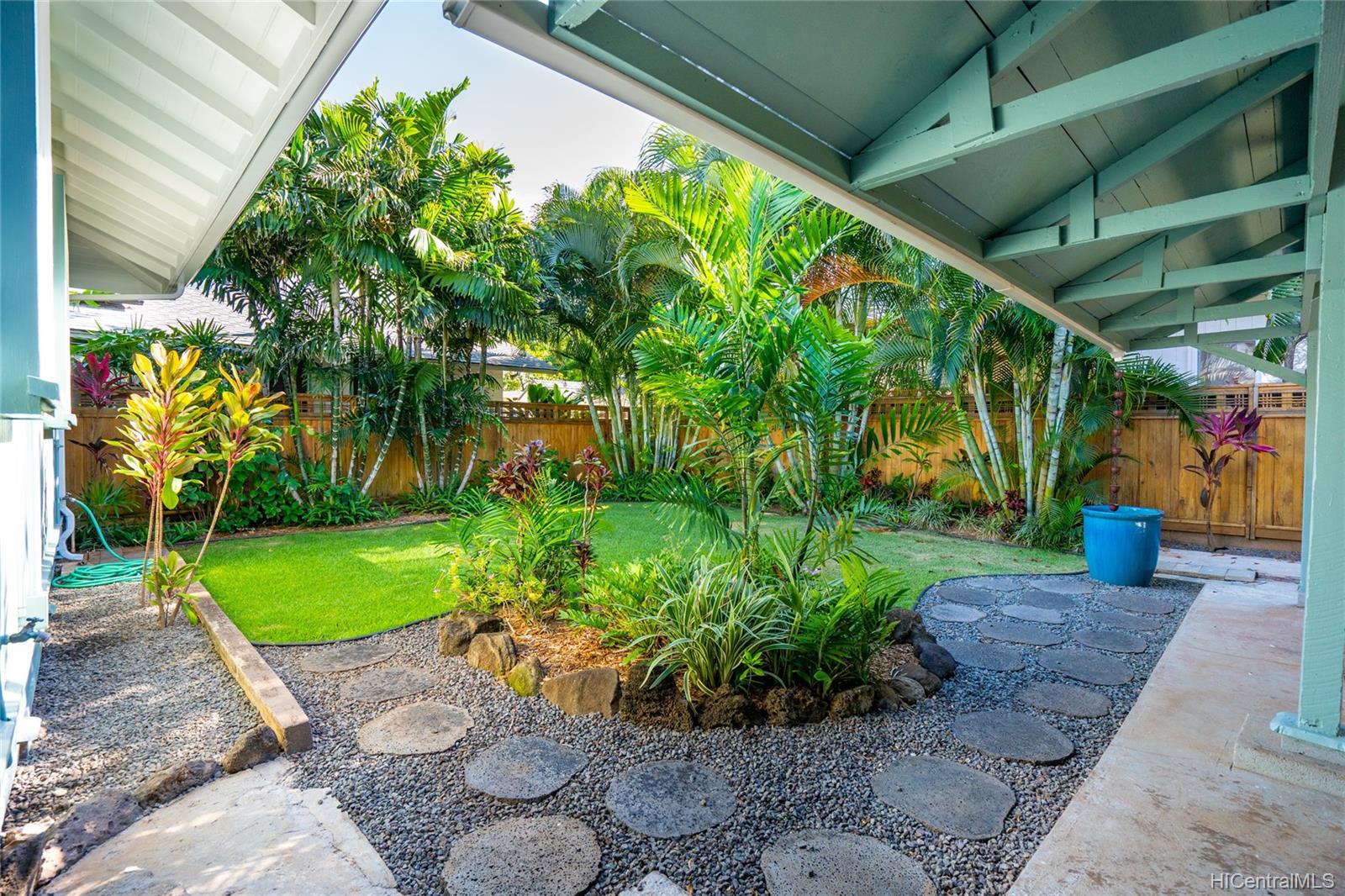 933 Wailupe Place Honolulu, HI 96821