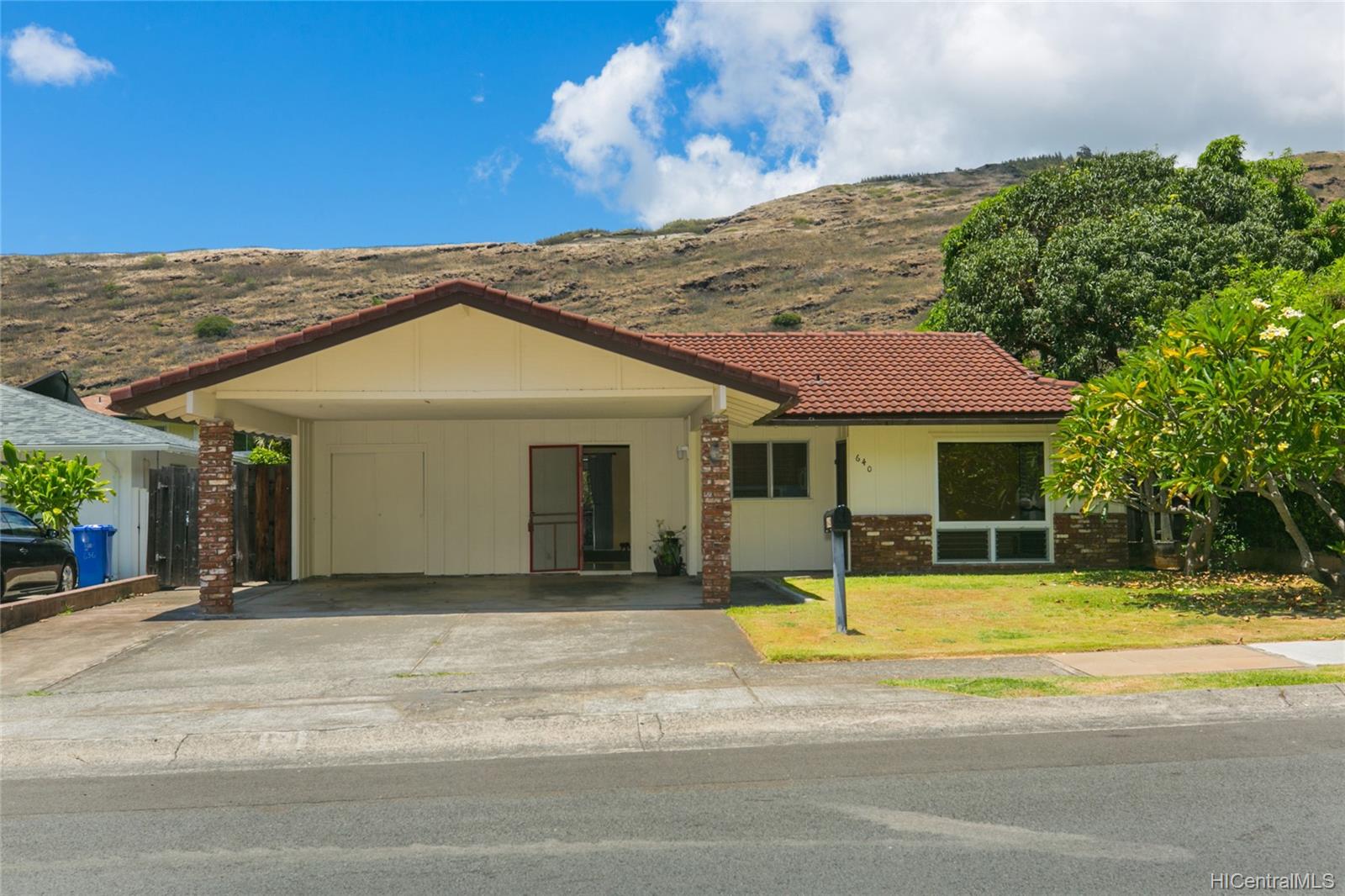 640 Hahaione Street Honolulu, HI 96825