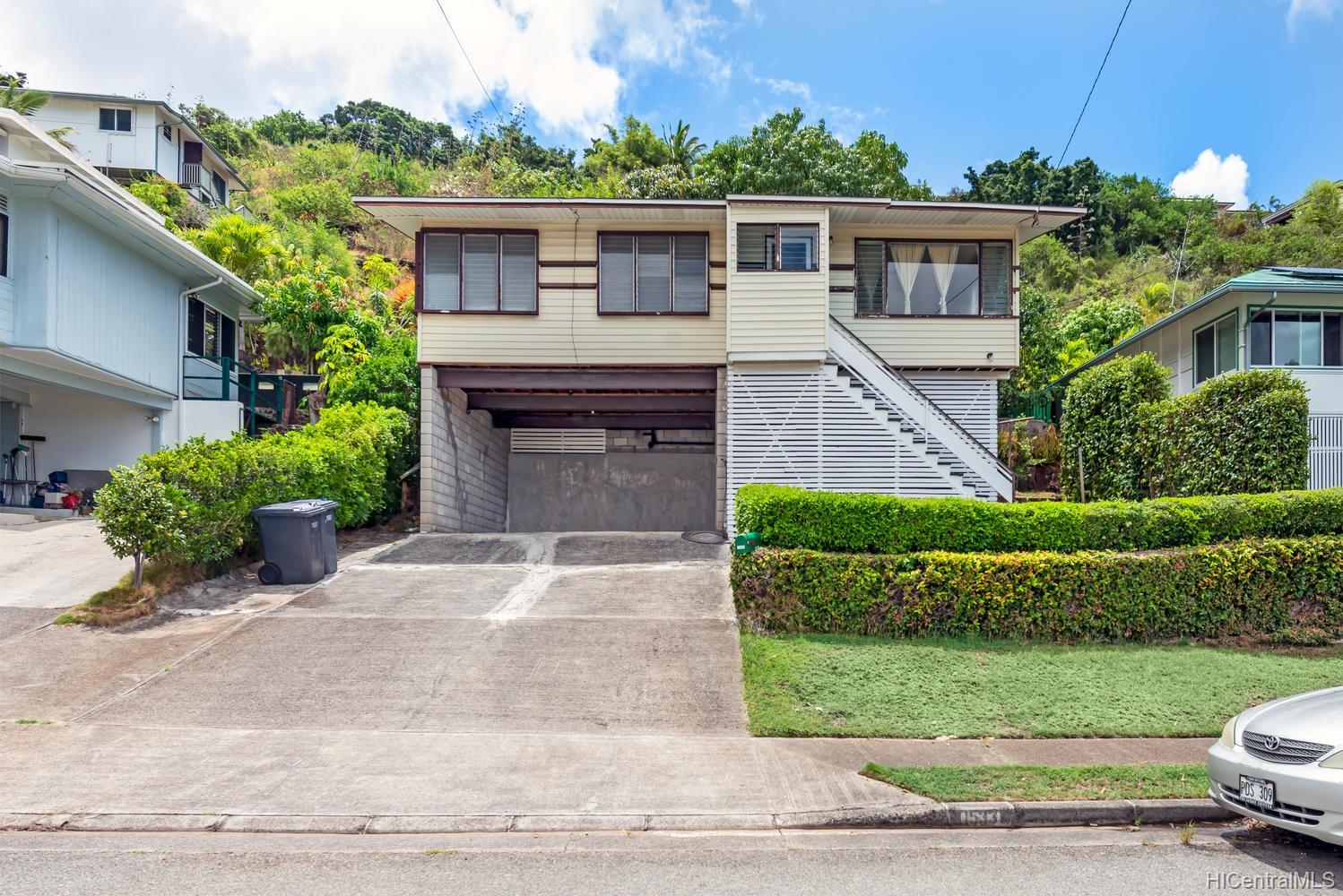 1533 Mokuna Place Honolulu, HI 96816