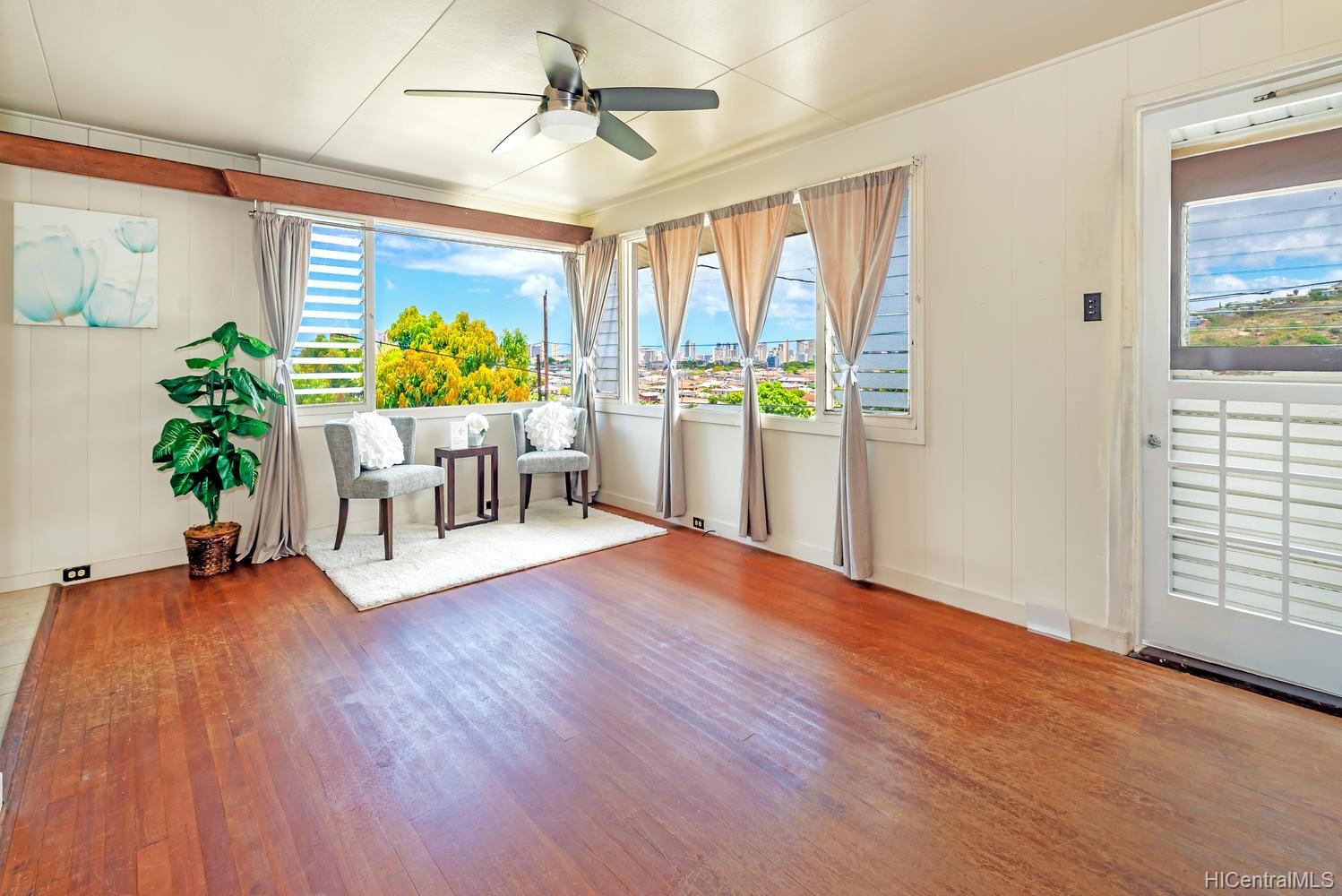 1533 Mokuna Place Honolulu, HI 96816