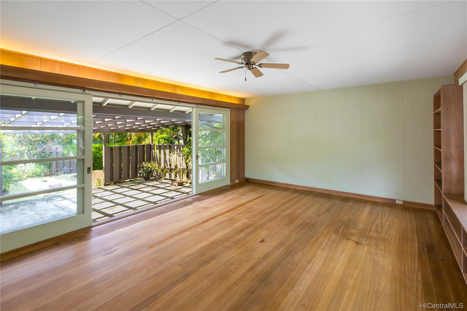 5881 Kalanianaole Highway Honolulu, HI 96821