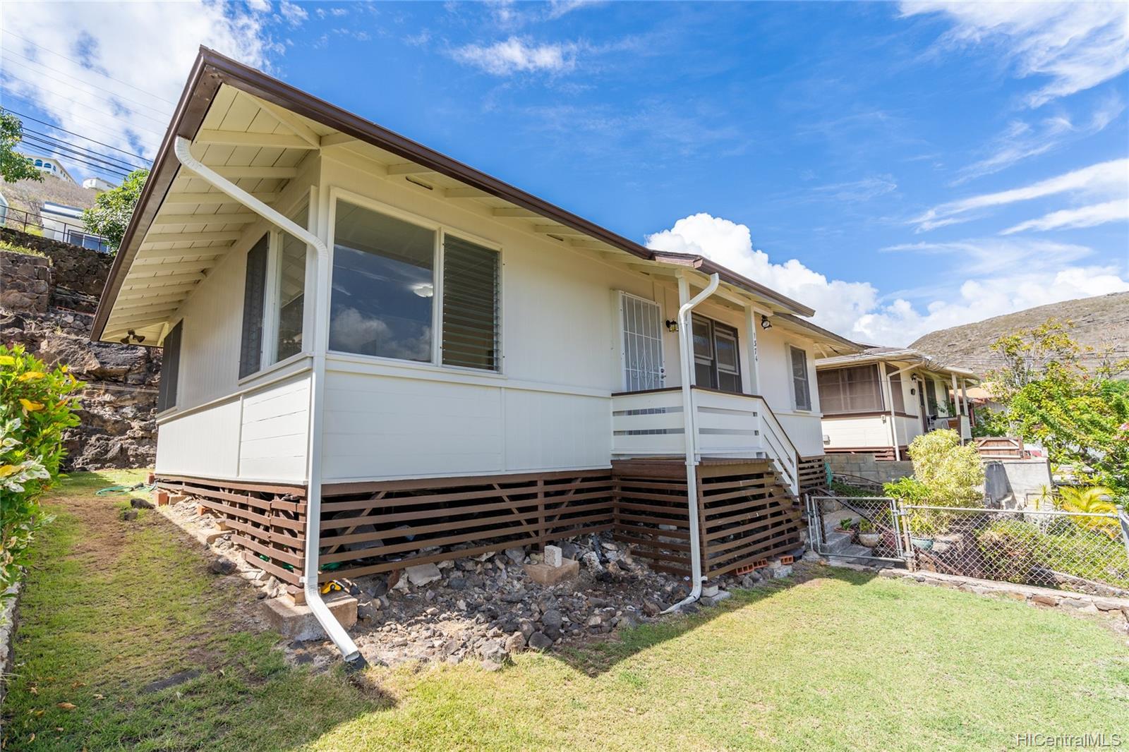 1374 Makaikoa Street Honolulu, HI 96821