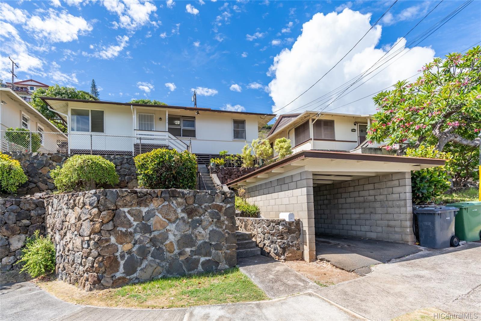 1374 Makaikoa Street Honolulu, HI 96821