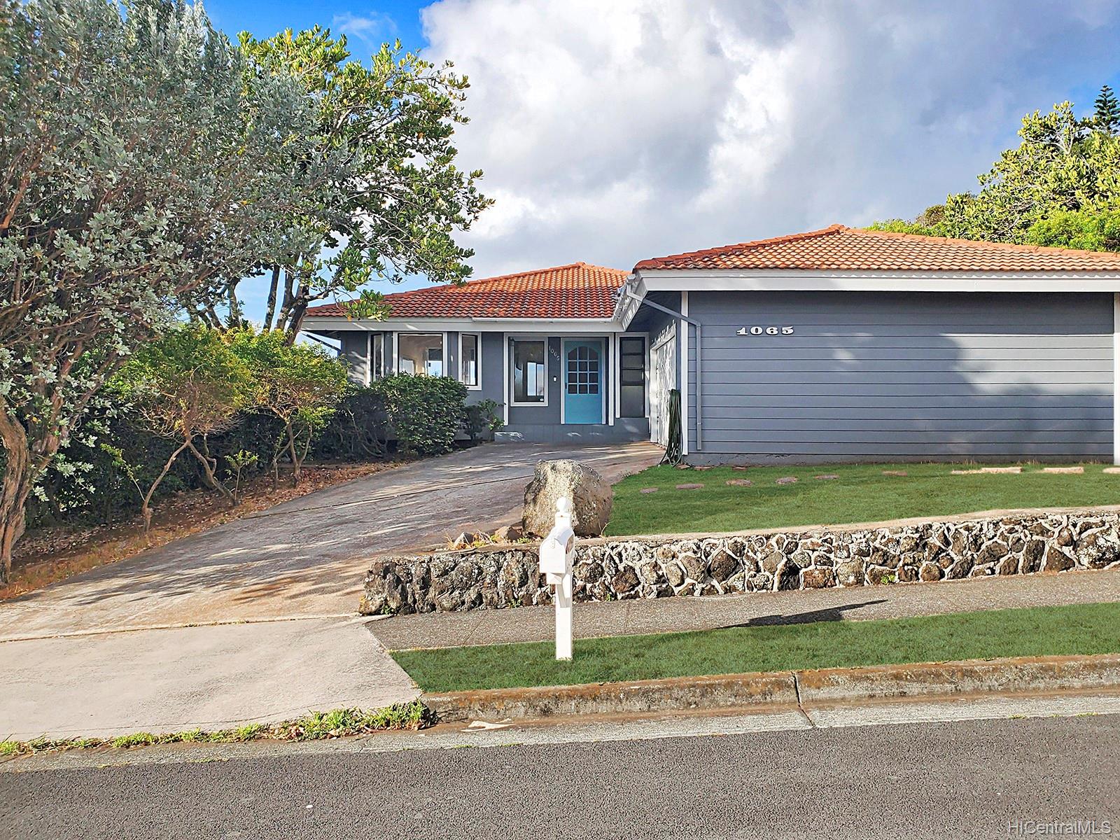 1065 Kaoopulu Place Honolulu, HI 96825