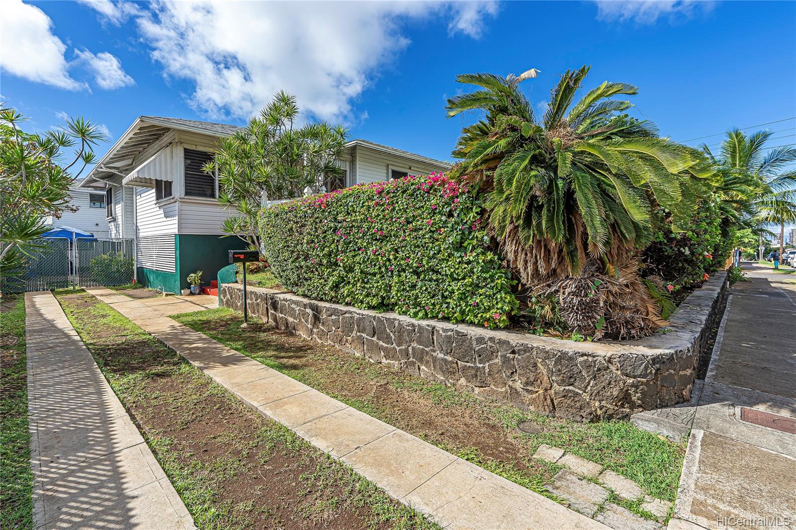 2359 Dole Street Honolulu, HI 96822