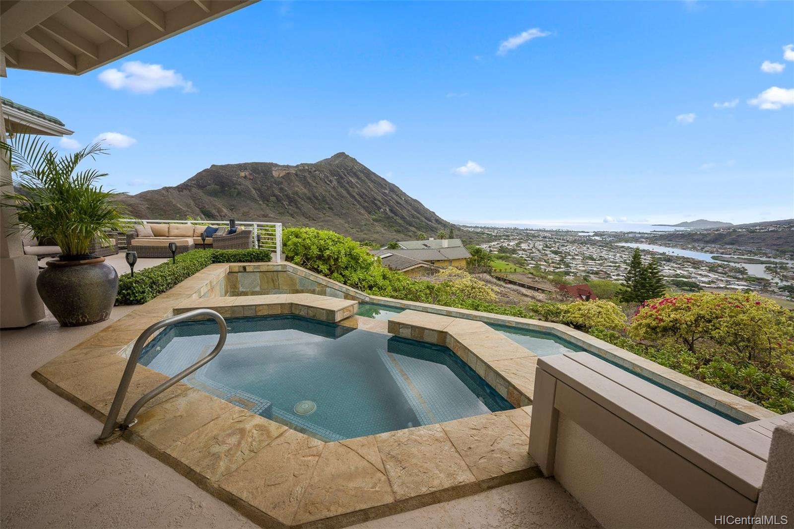 1004 Hanohano Way Honolulu, HI 96825