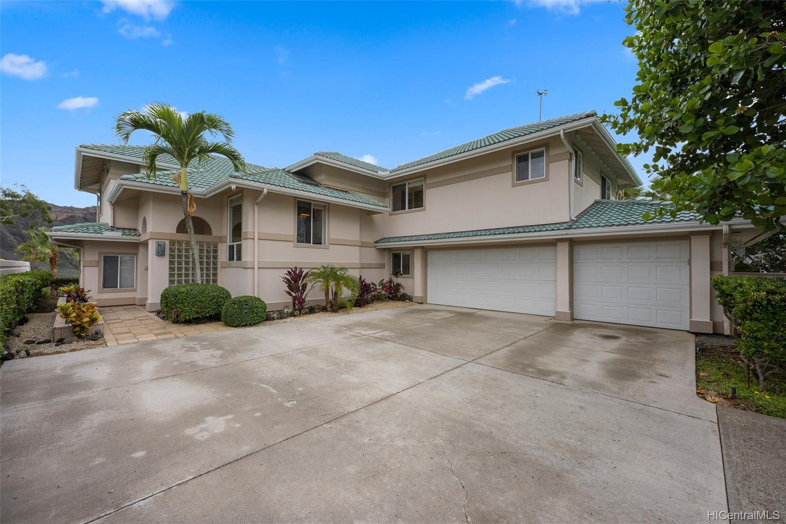 1004 Hanohano Way Honolulu, HI 96825