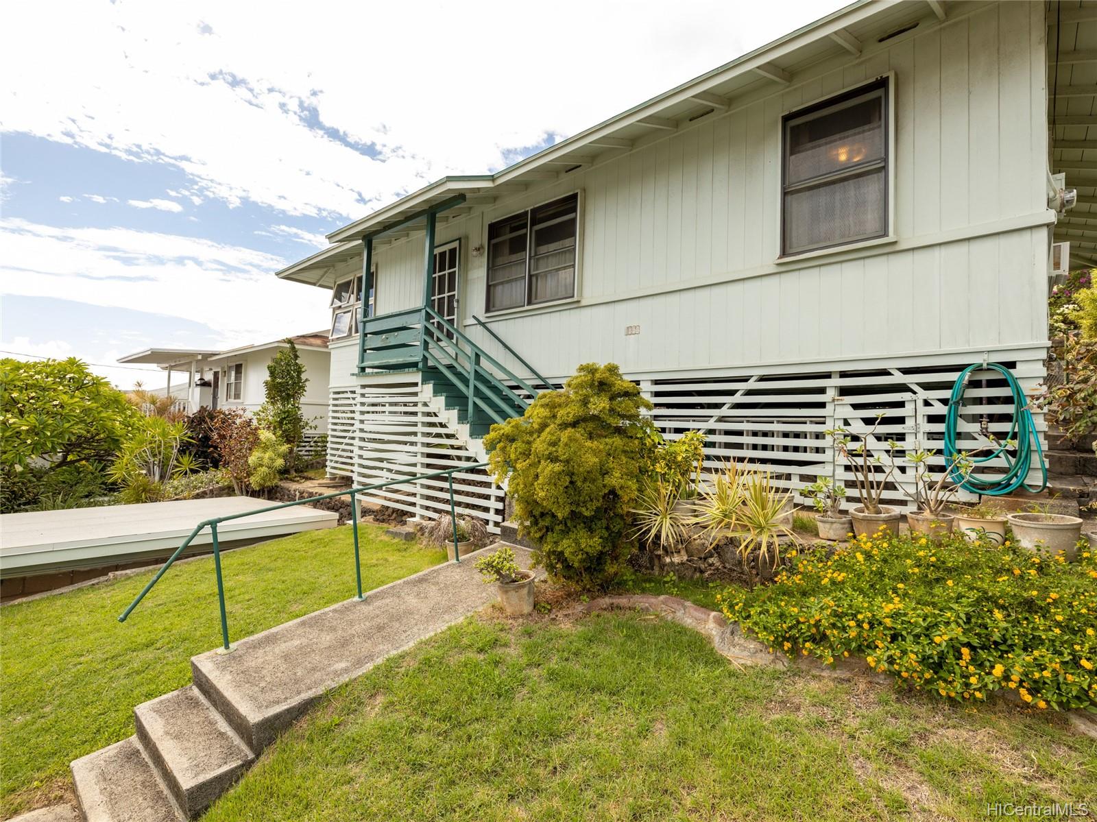 1354 Makaikoa Street Honolulu, HI 96821