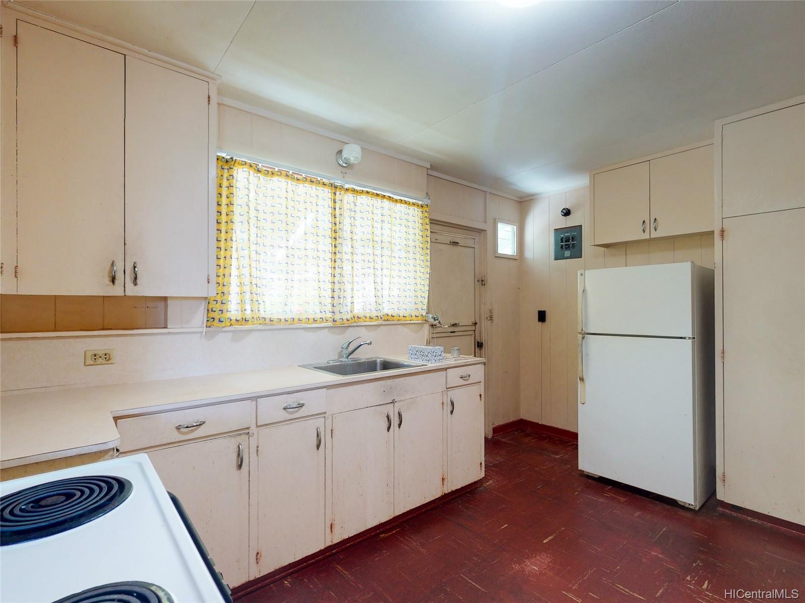 1354 Makaikoa Street Honolulu, HI 96821