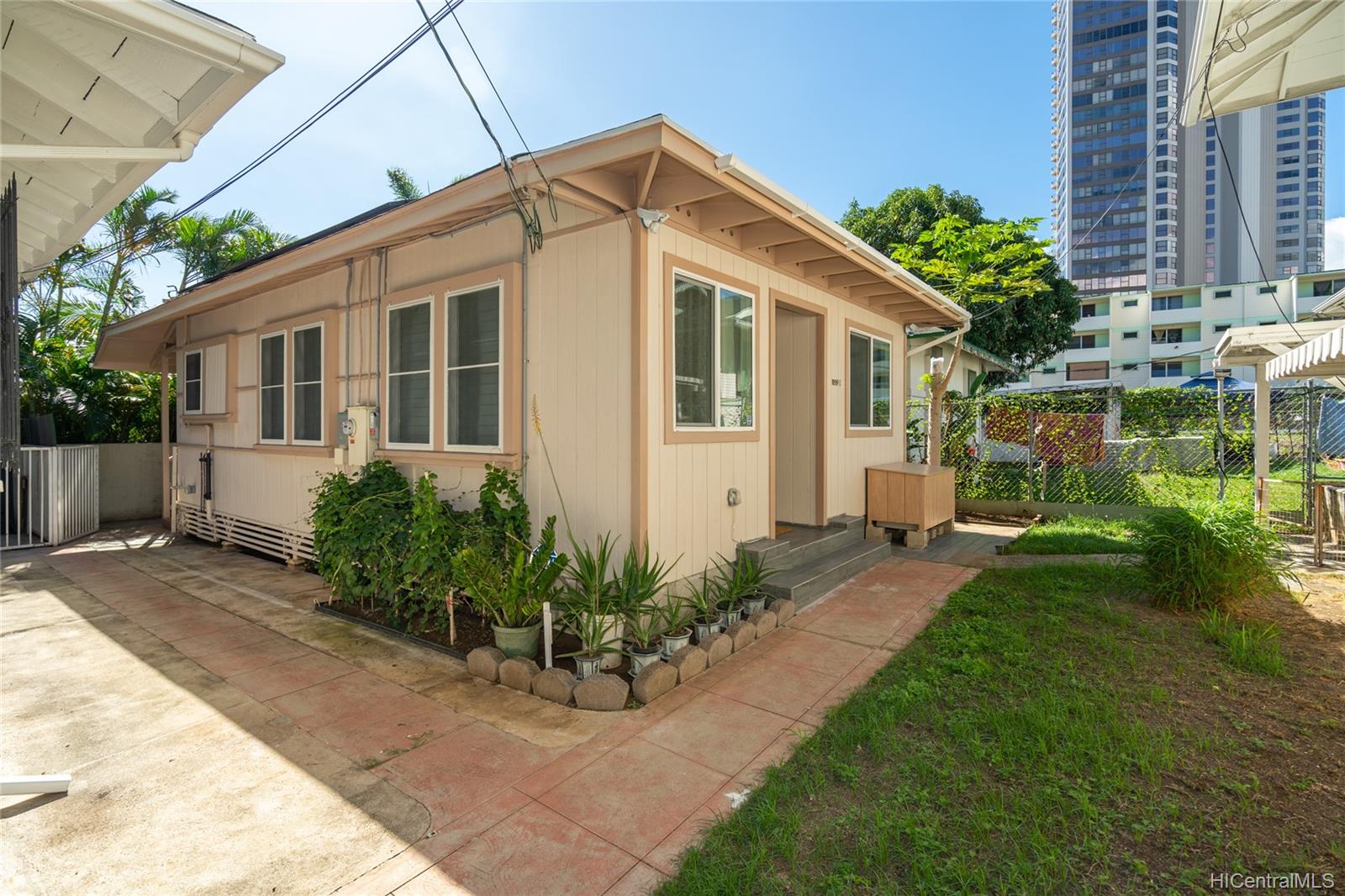 1059B Kinau Street Honolulu, HI 96814