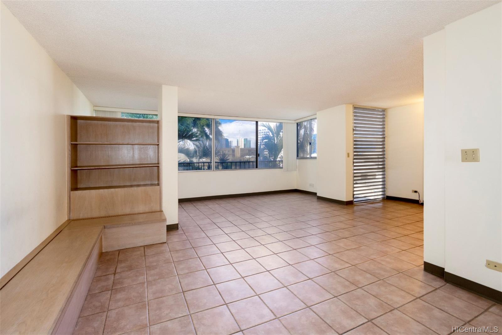 1400 Pensacola Street #204, Honolulu, HI 96822