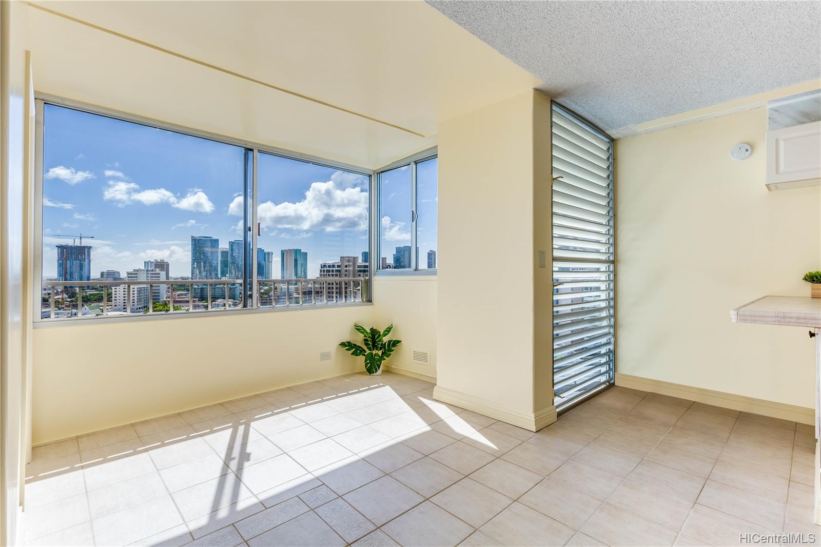 1400 Pensacola Street #1204, Honolulu, HI 96822