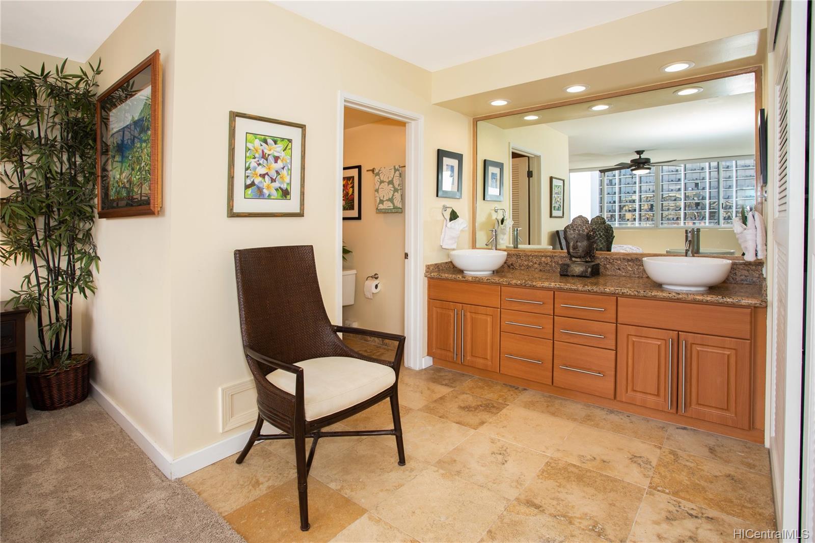 2500 Kalakaua Avenue #1504, Honolulu, HI 96815