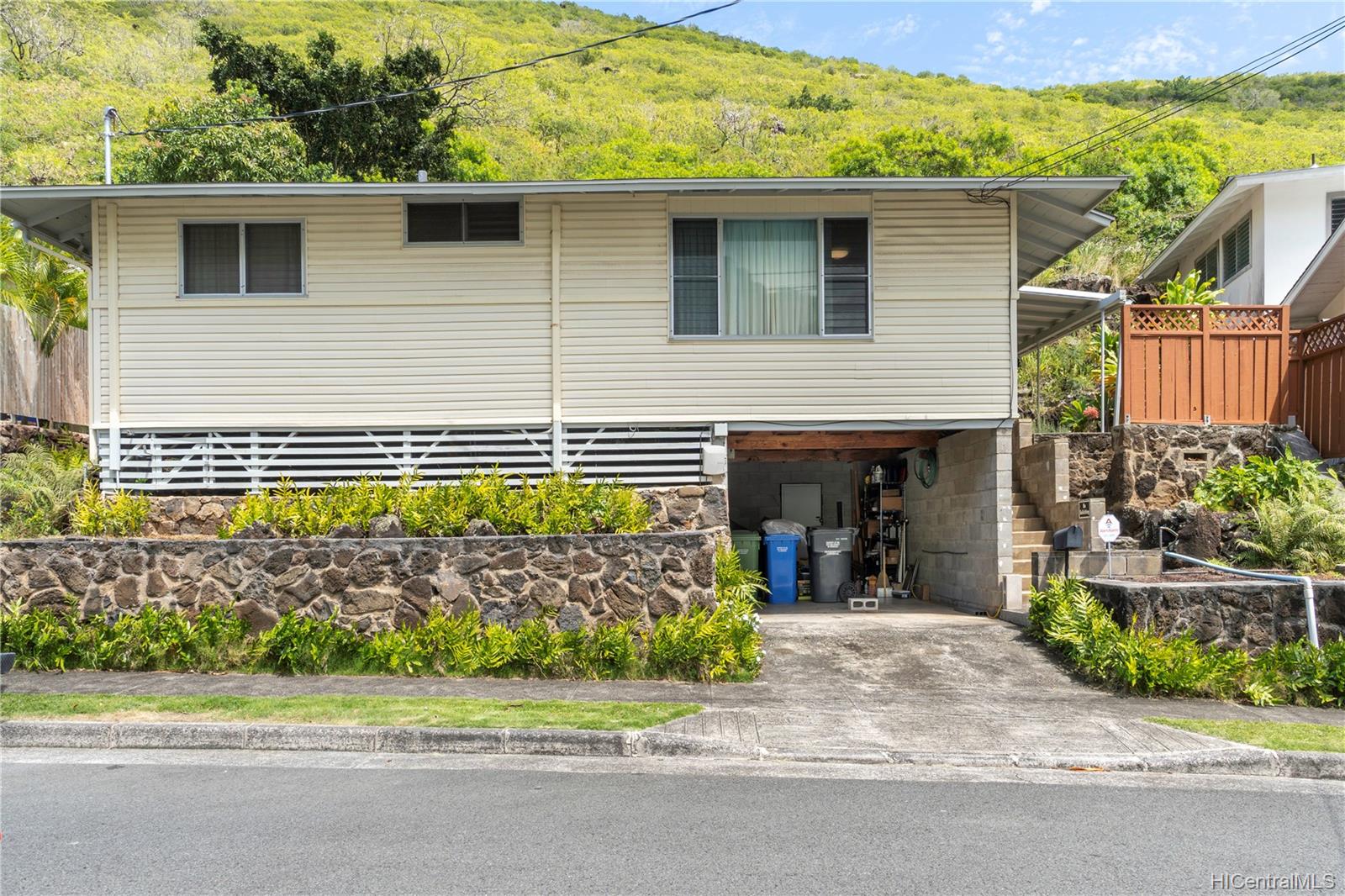 1533 Ainakoa Avenue Honolulu, HI 96821