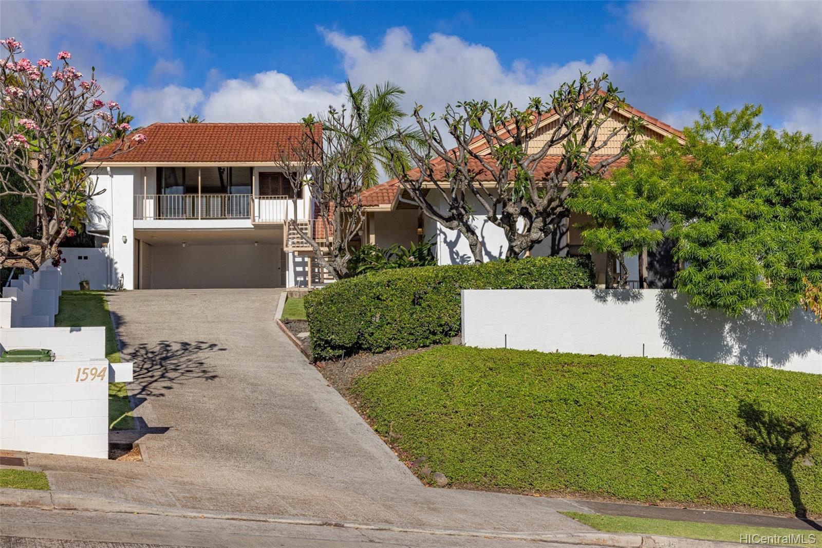 1594 Hoaaina Street Honolulu, HI 96821