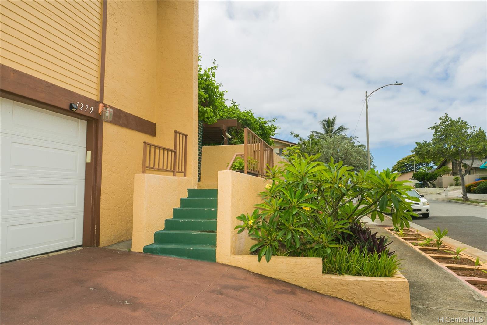 1279 Kaeleku Street Honolulu, HI 96825