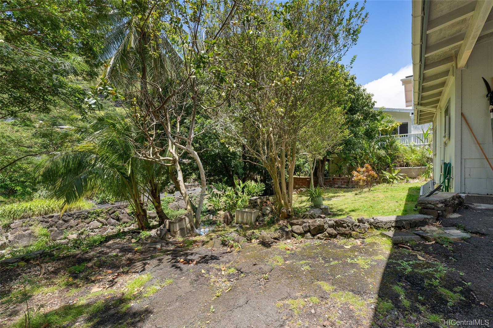 1112 Hind Iuka Drive Honolulu, HI 96821