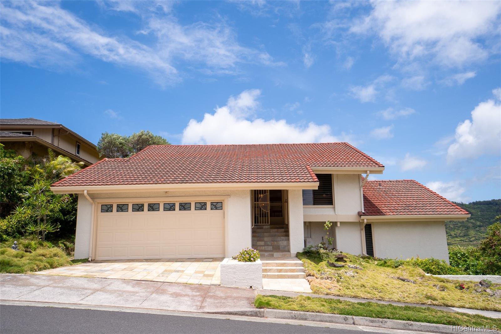 1072 Kaumoku Street Honolulu, HI 96825