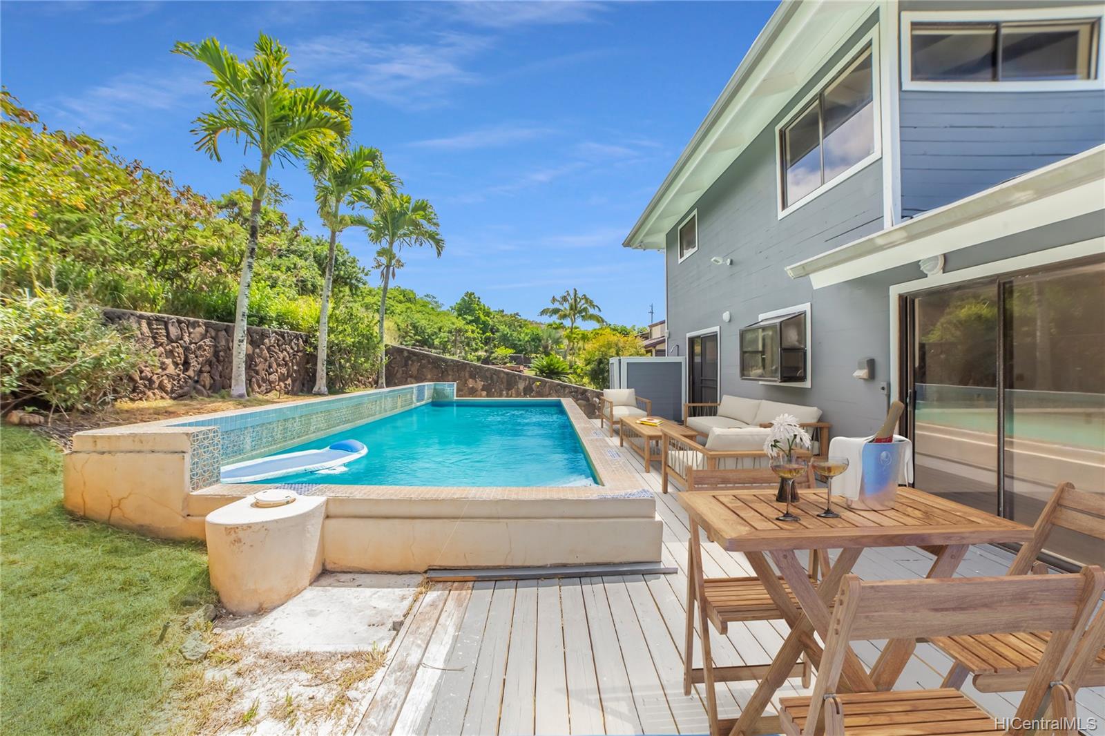 1168 Kaluanui Road Honolulu, HI 96825