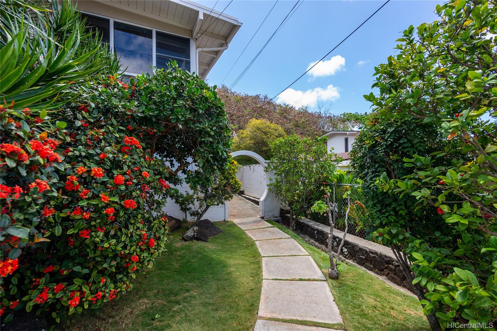 5853 Haleola Street Honolulu, HI 96821