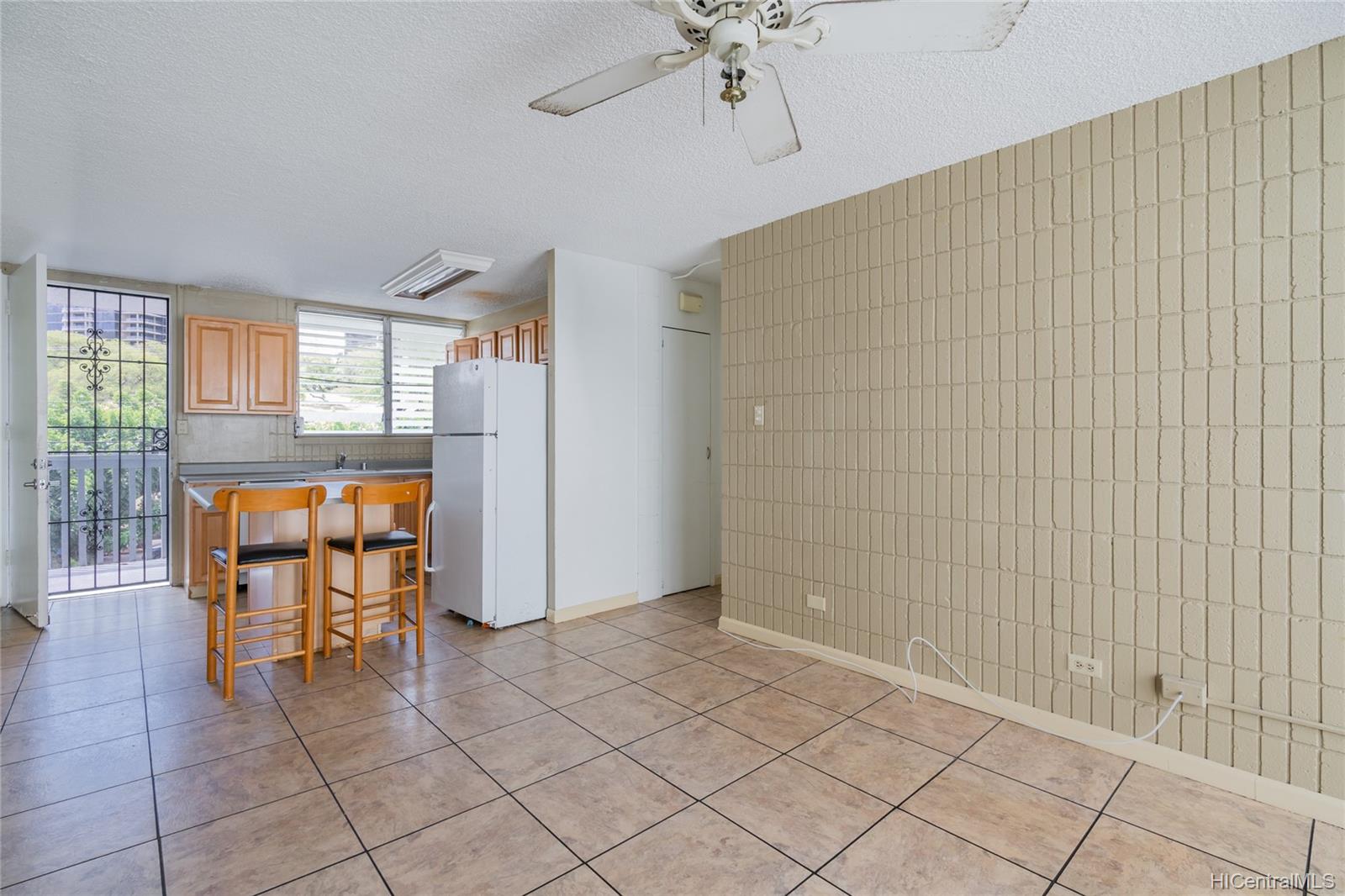 1605 Pensacola Street #306, Honolulu, HI 96822