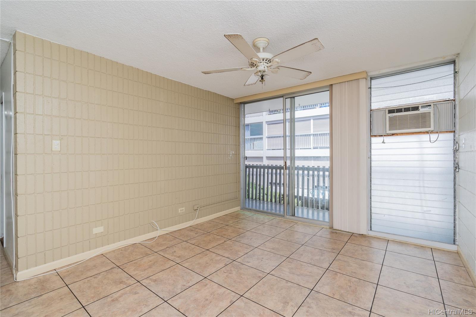 1605 Pensacola Street #306, Honolulu, HI 96822